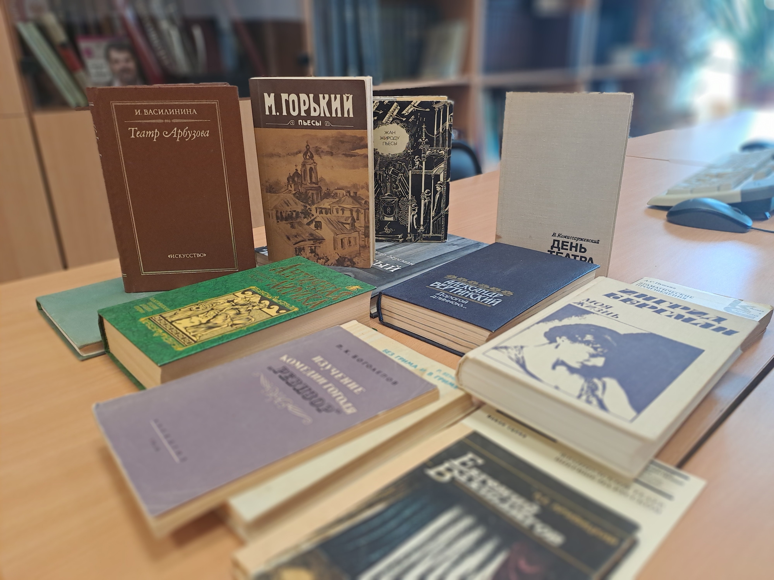 Книги в дар библиотеке ЕГТИ